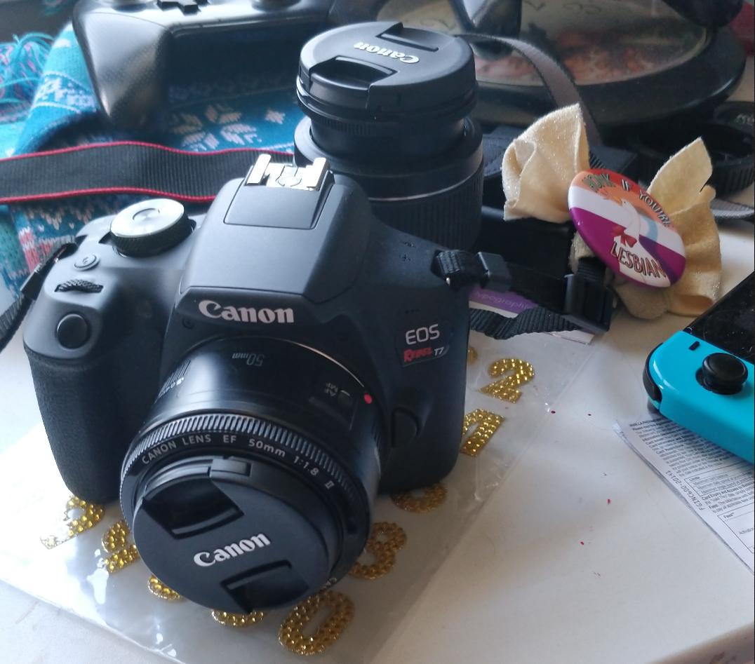 photograph of a modern dslr camera with a small lens attached.