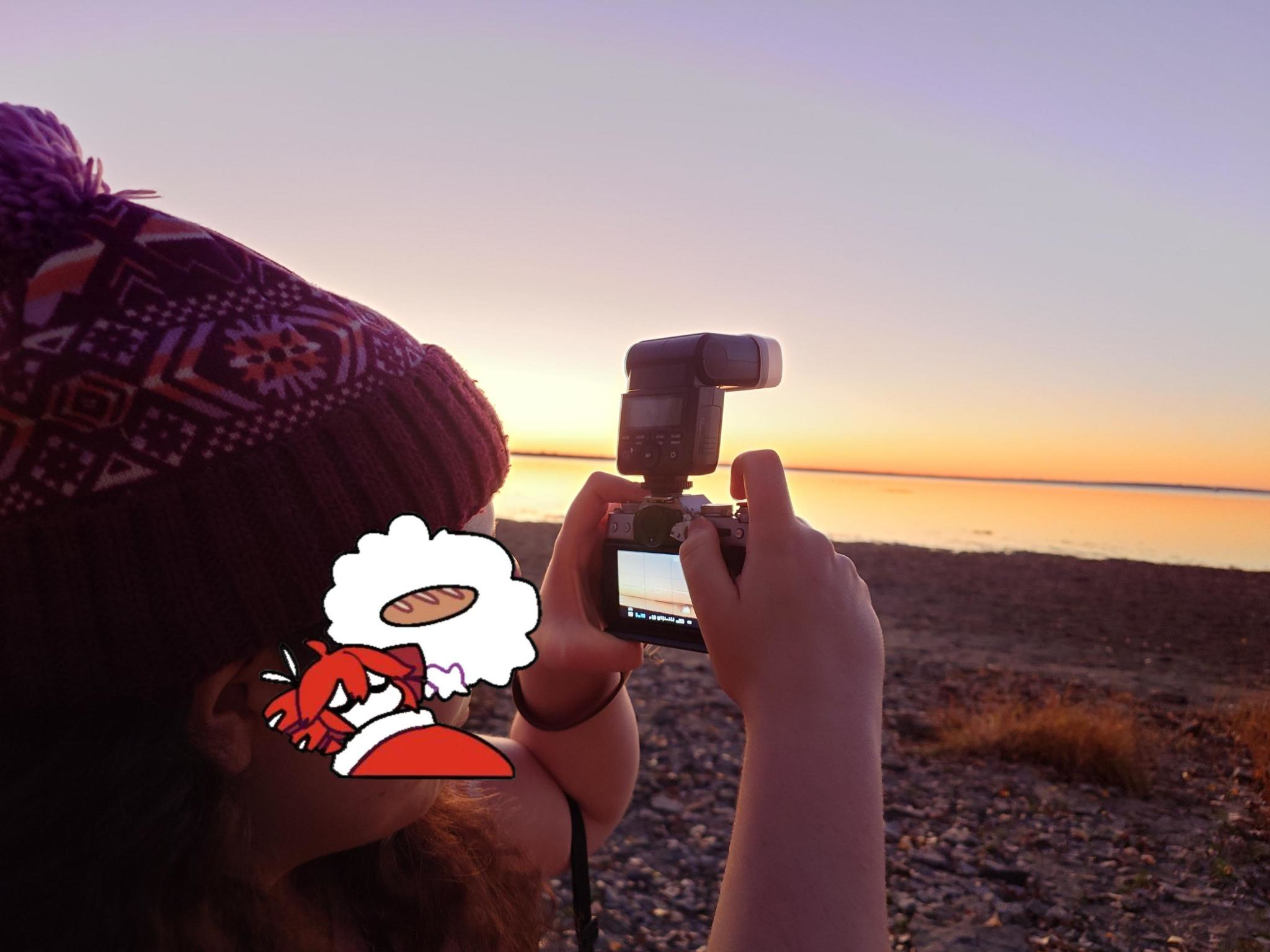 smol camera with flash on hot shoe