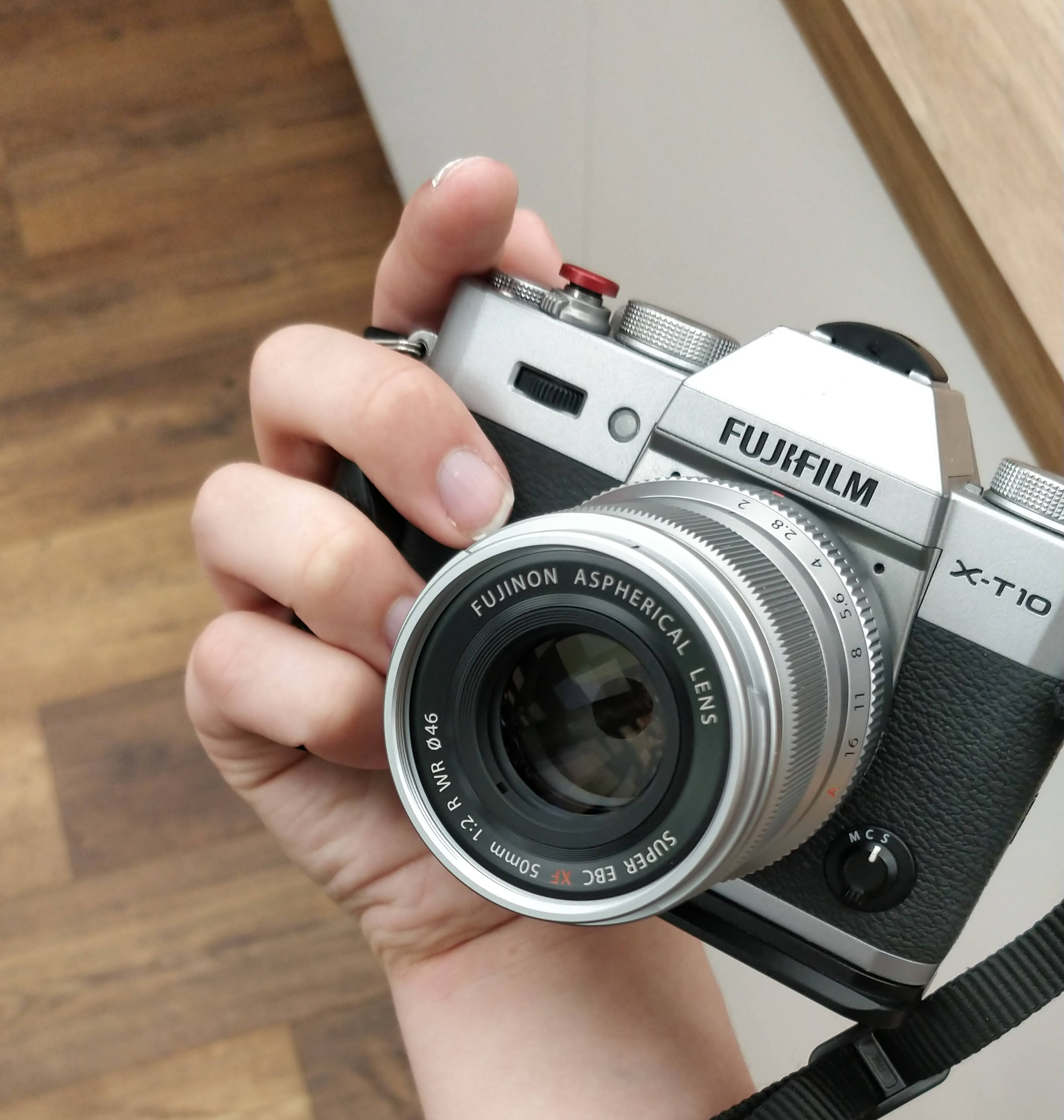 cute little silver and black lens matching silver and black camera.
